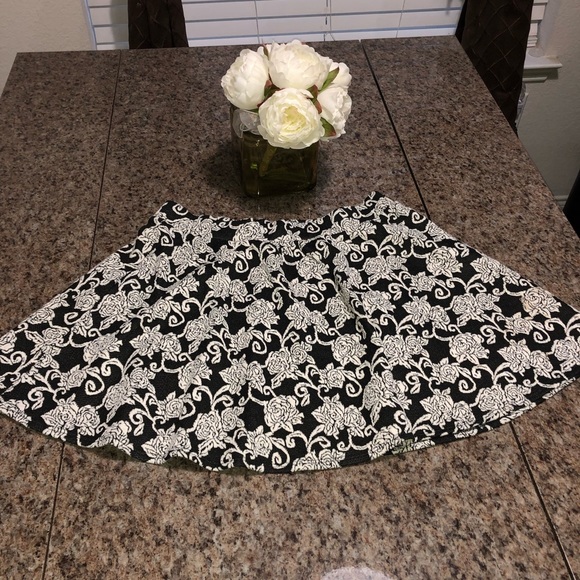 *SOLD* 🎉3/$20🎉 Floral Skirt - Picture 2 of 3